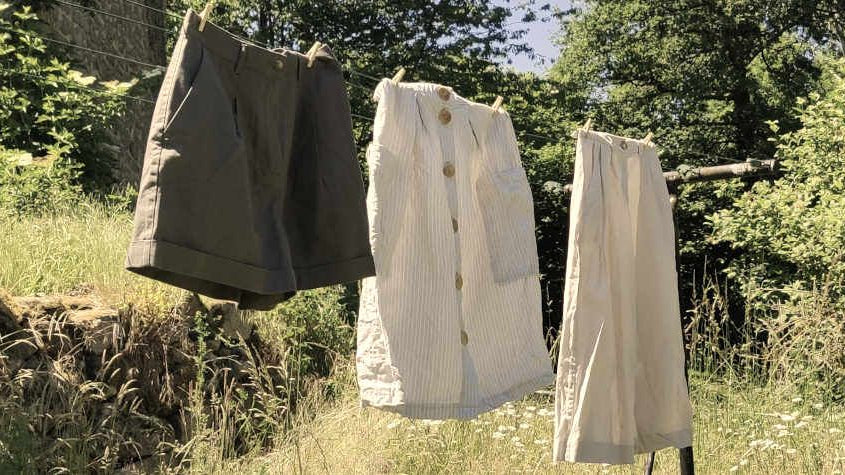 Vêtements en lin sur une corde à linge