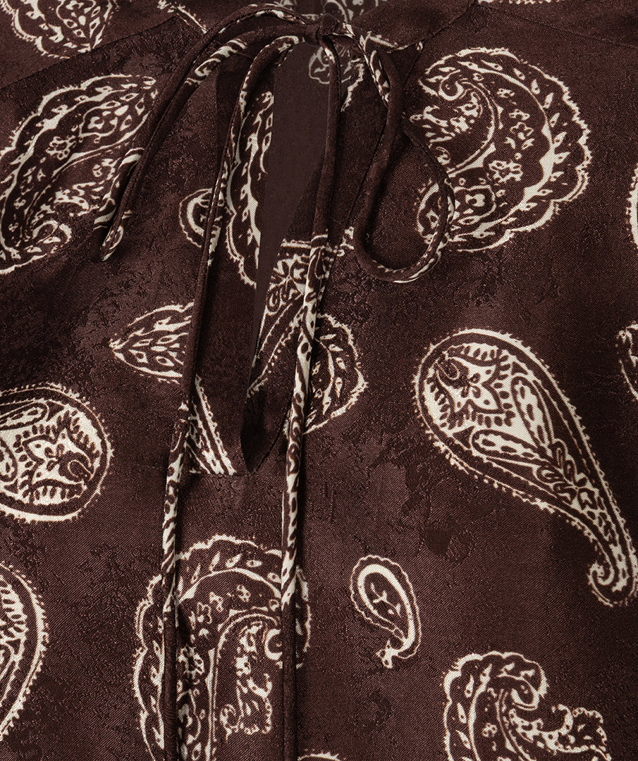 Blouse imprimée à bordure chaude — détail du motif et du col