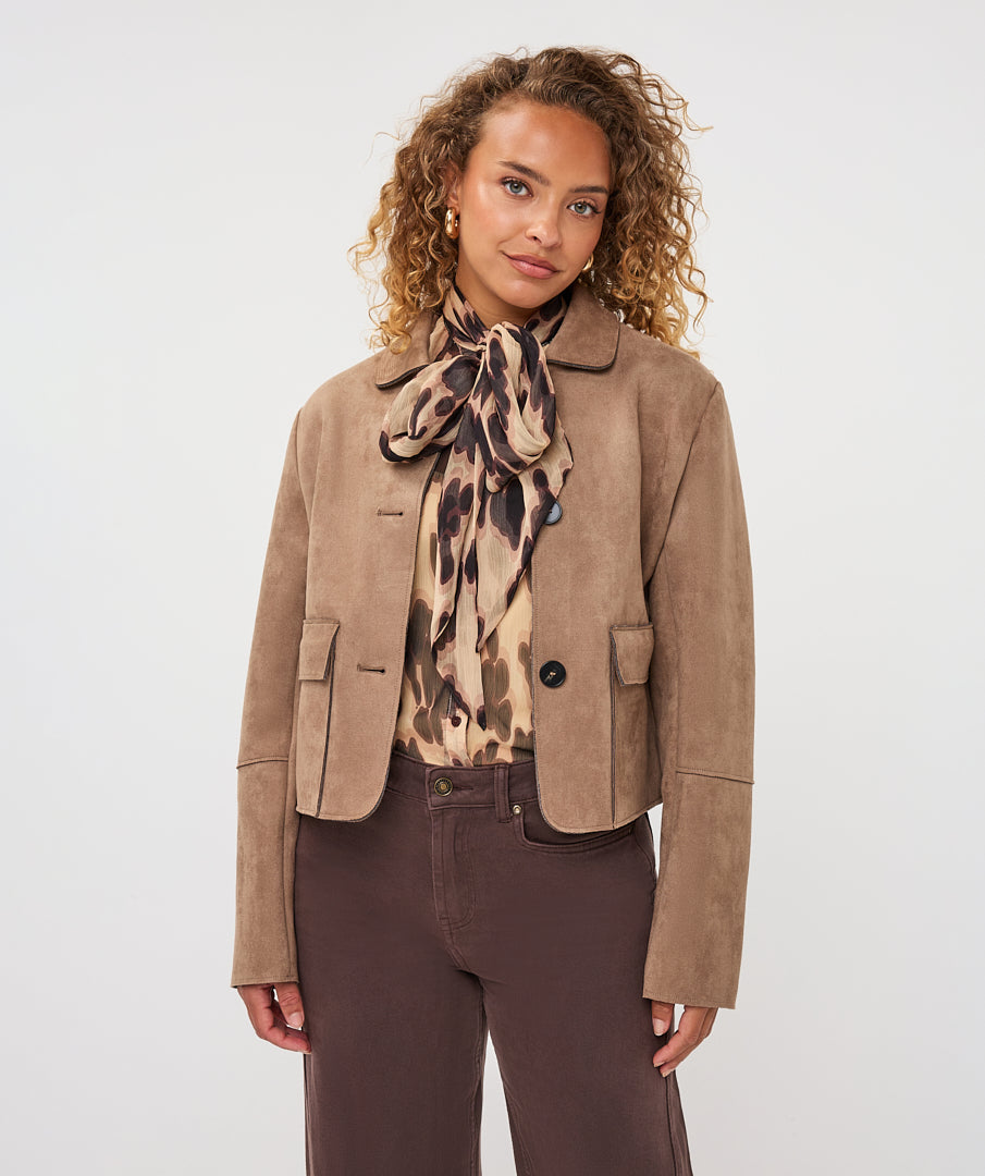 Veste Esqualo en suédine Sand — vue de face sur mannequin