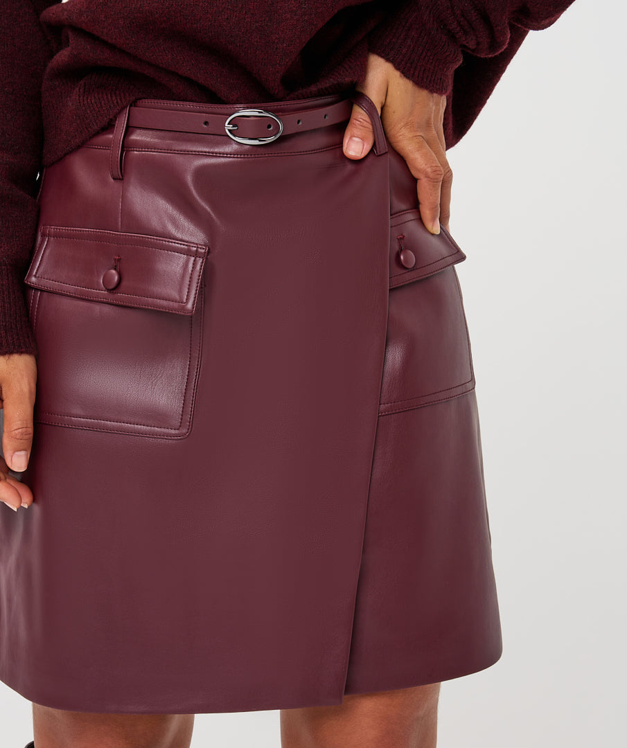 Jupe Esqualo en similicuir Merlot — détail des poches et de la taille sur mannequin