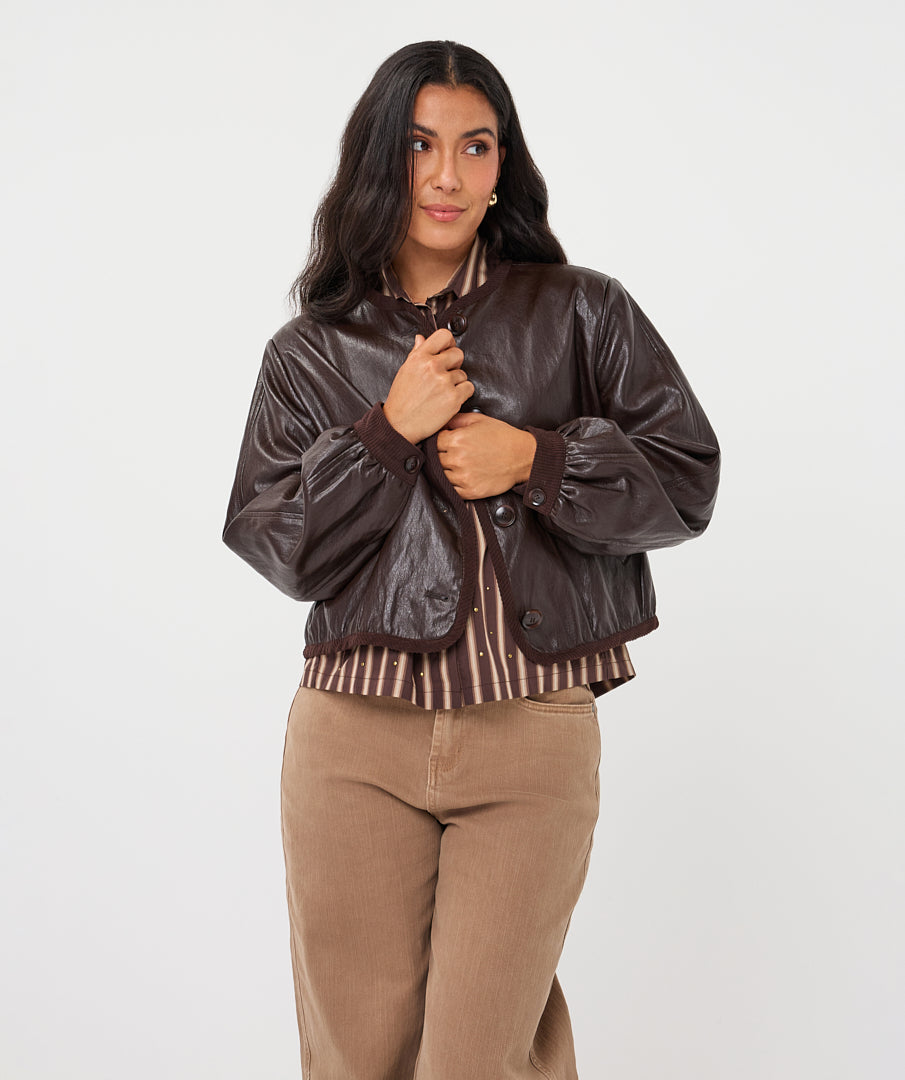 Veste courte Esqualo en similicuir texturé Cacao — vue de face sur mannequin