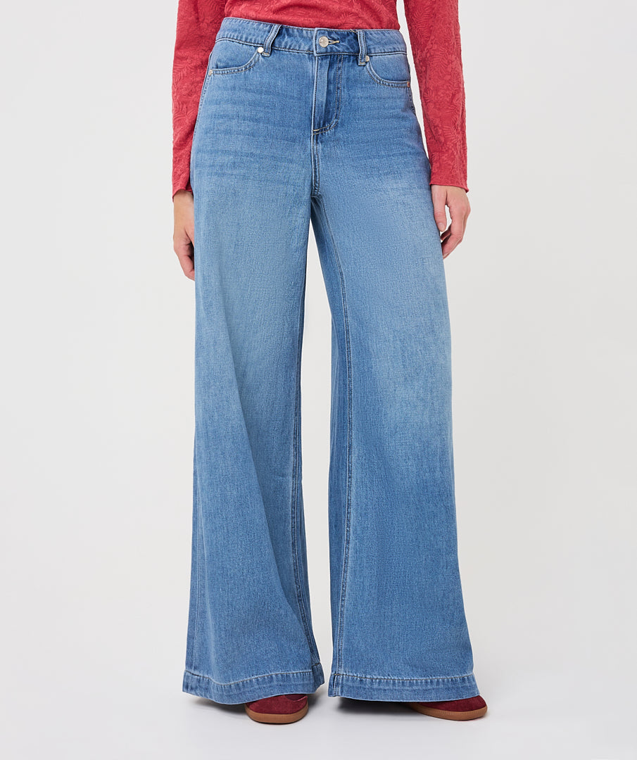 Jean large Esqualo Jeans Blue — vue de face sur mannequin