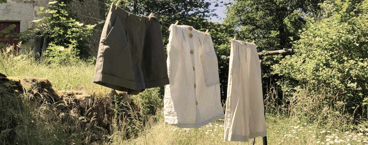 Vêtements en lin sur une corde à linge