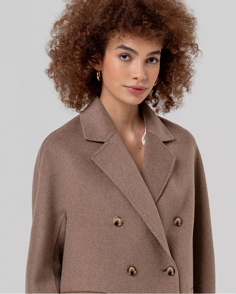 Manteau court en laine double boutonnière