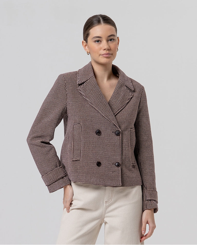 Manteau court brun à motif pied-de-poule double boutonnière