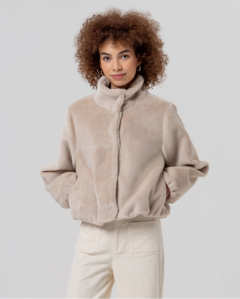 Veste courte en fourrure à col montant