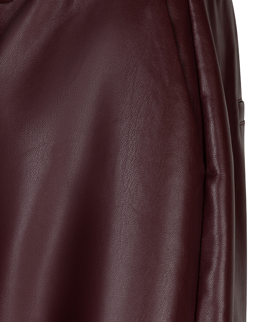 Pantalon large Esqualo en similicuir Merlot — détail de la texture et de la poche