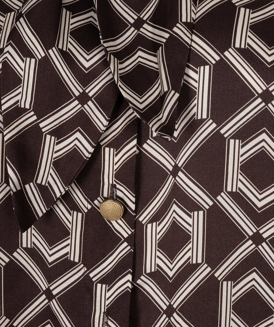 Blouse courte à boucle imprimée Cacao — détail du motif et du col