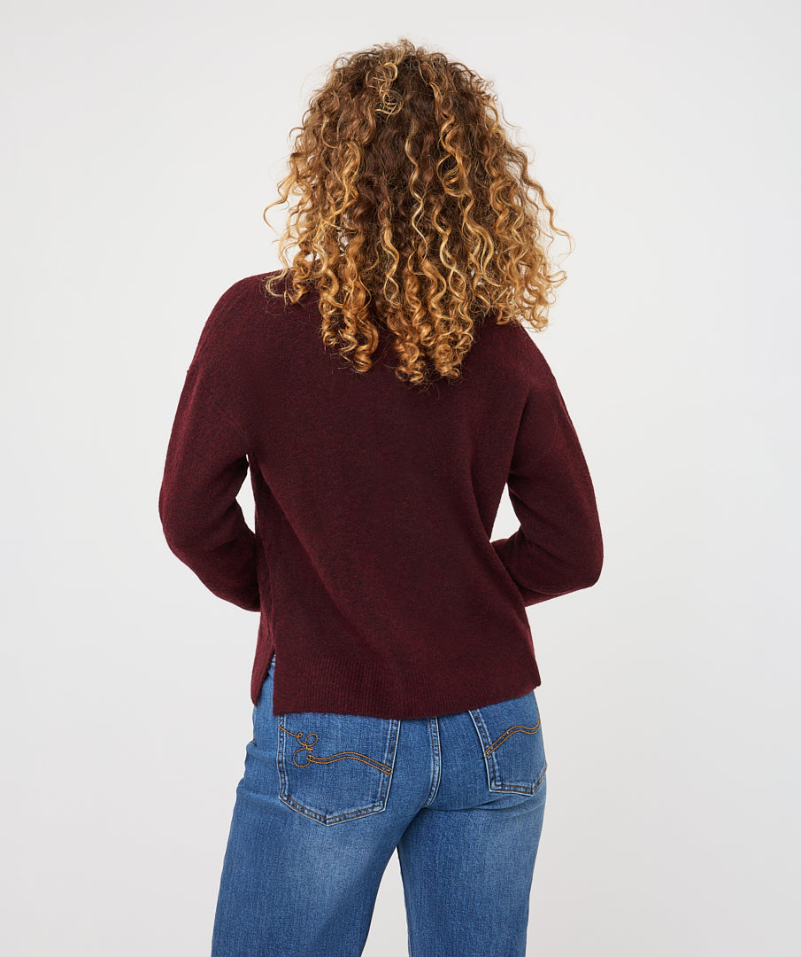Chandail Esqualo col V Merlot — vue rapprochée de dos sur mannequin