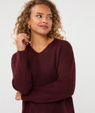 Chandail Esqualo col V Merlot — détail du col V et de la maille sur mannequin