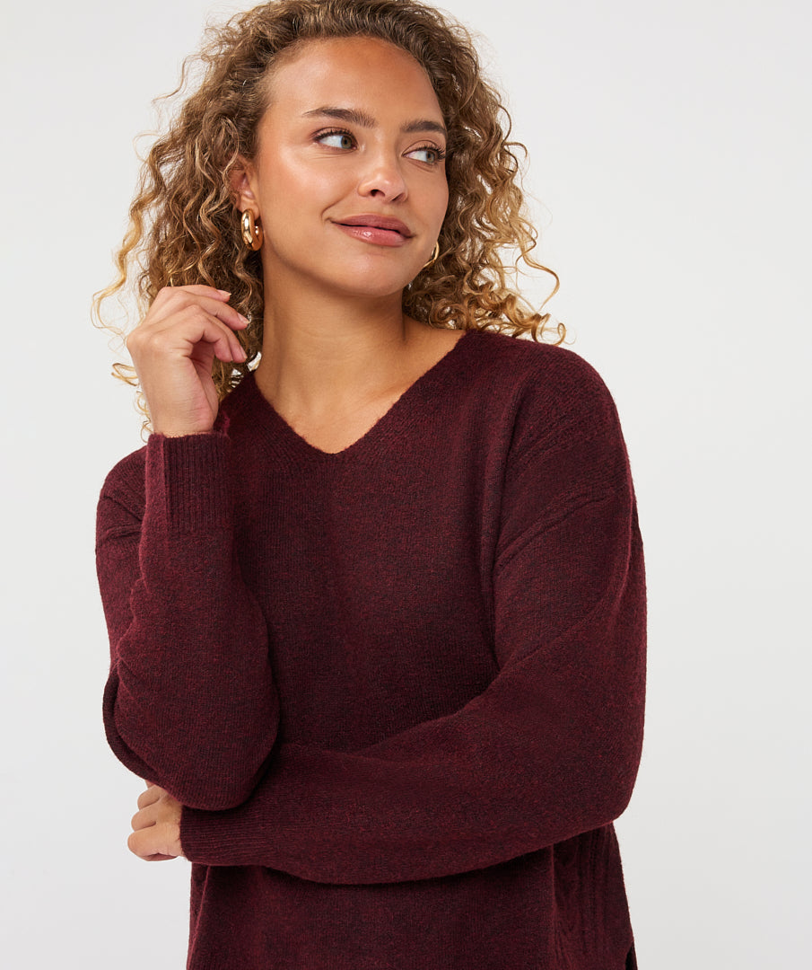 Chandail Esqualo col V Merlot — détail du col V et de la maille sur mannequin