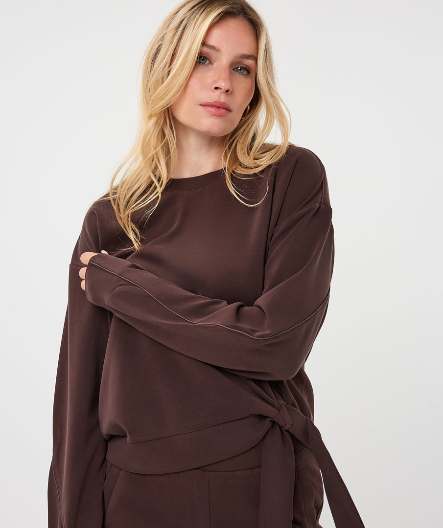 Chandail Esqualo à détail noué Cacao — détail du nœud et des manches sur mannequin