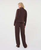 Cardigan Esqualo en modal Cacao — vue de dos en pied sur mannequin