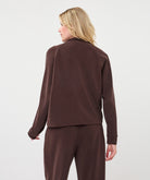 Cardigan Esqualo en modal Cacao — vue rapprochée de dos sur mannequin