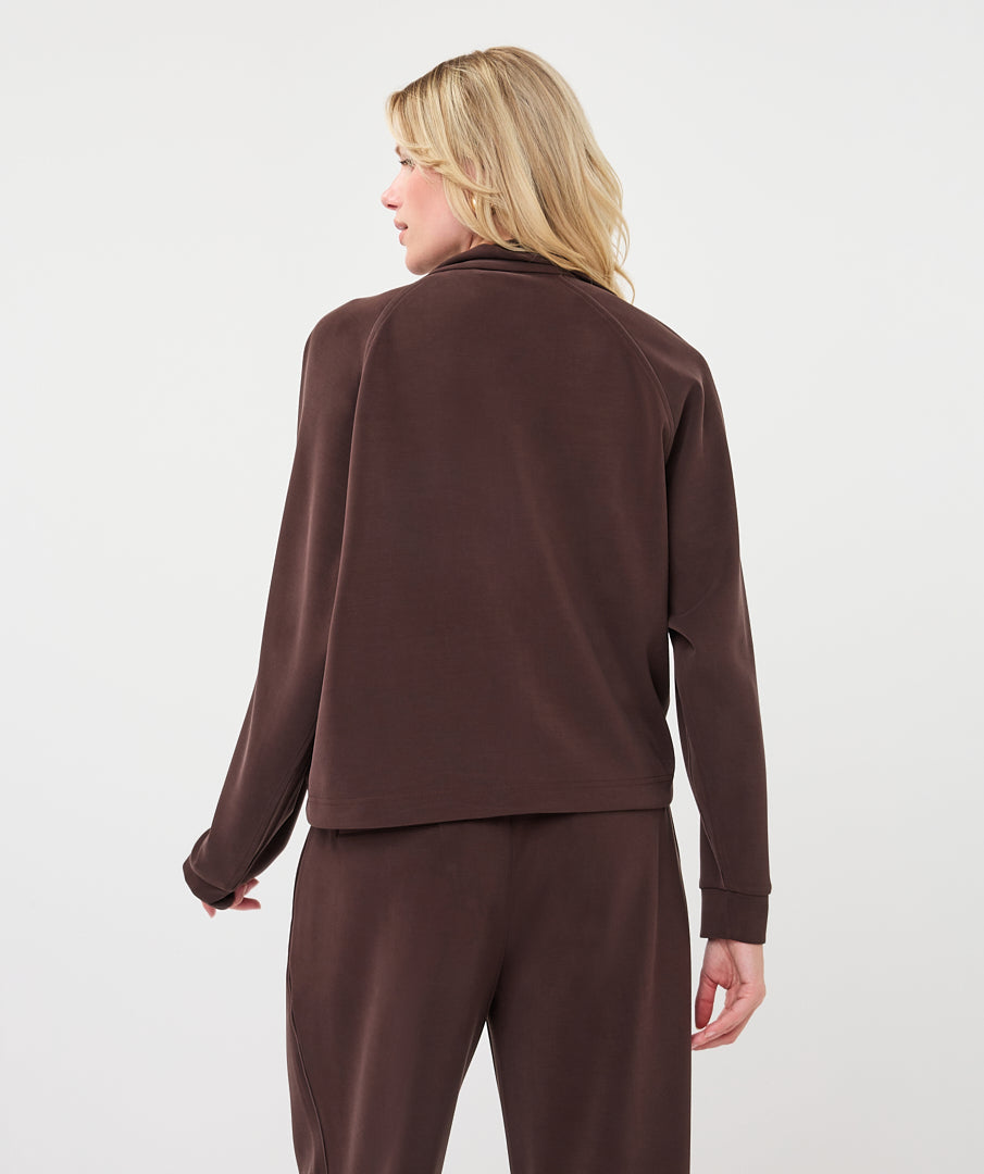 Cardigan Esqualo en modal Cacao — vue rapprochée de dos sur mannequin