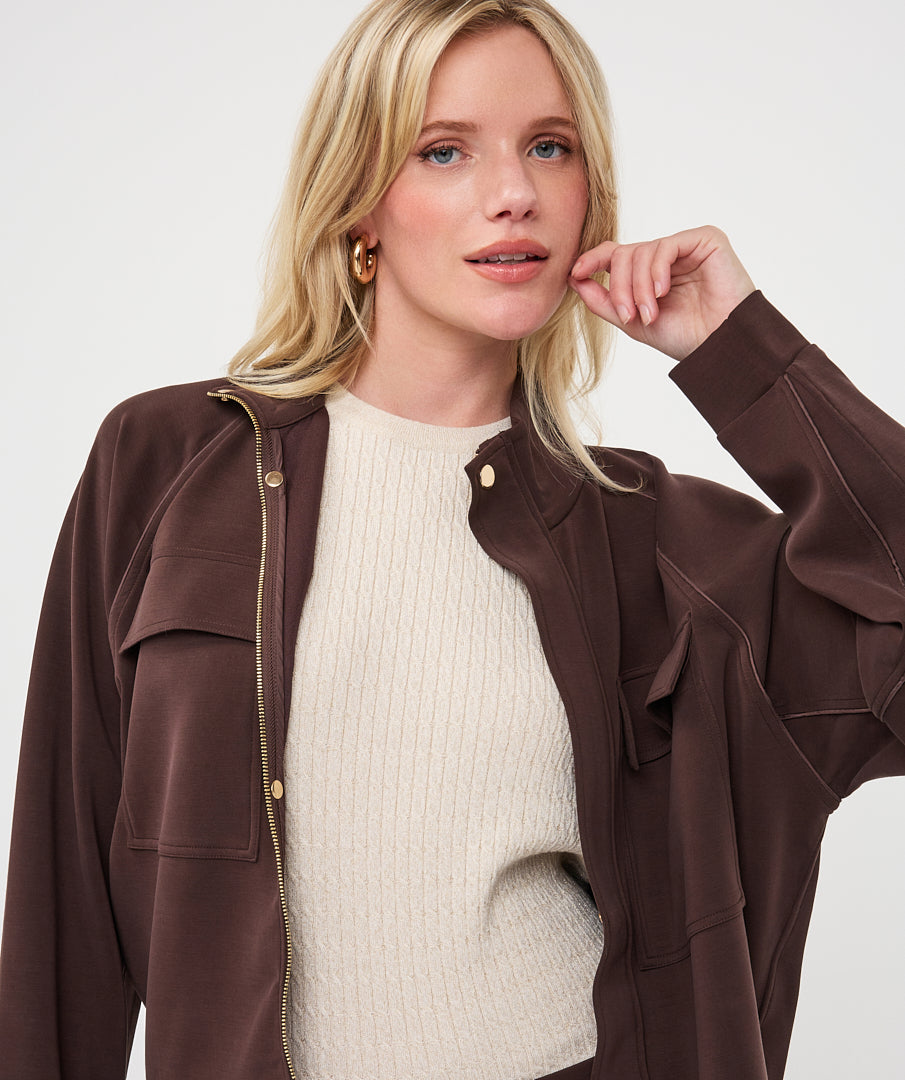 Cardigan Esqualo en modal Cacao — détail des poches et de la fermeture sur mannequin