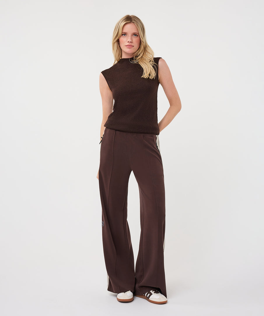 Pantalon Esqualo Cacao à bandes contrastantes — vue de face en pied sur mannequin