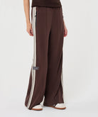Pantalon Esqualo Cacao à bandes contrastantes — vue rapprochée du pantalon sur mannequin