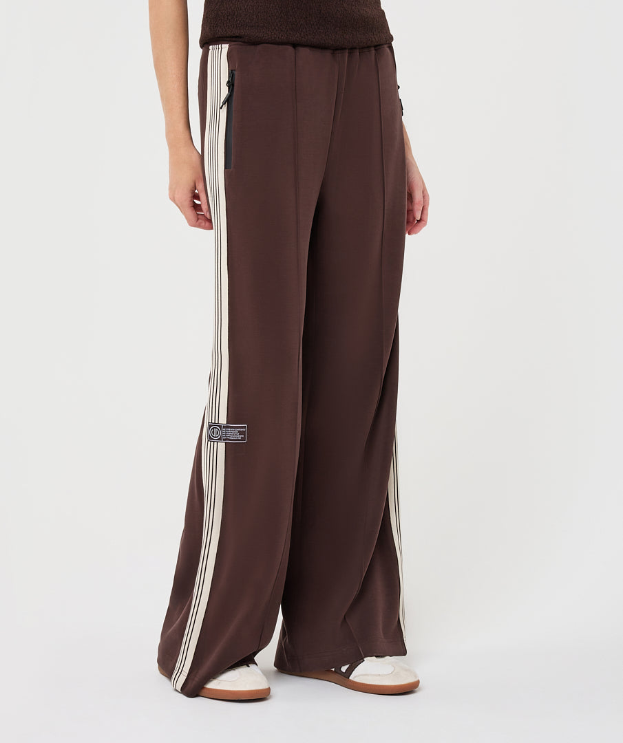 Pantalon Esqualo Cacao à bandes contrastantes — vue rapprochée du pantalon sur mannequin
