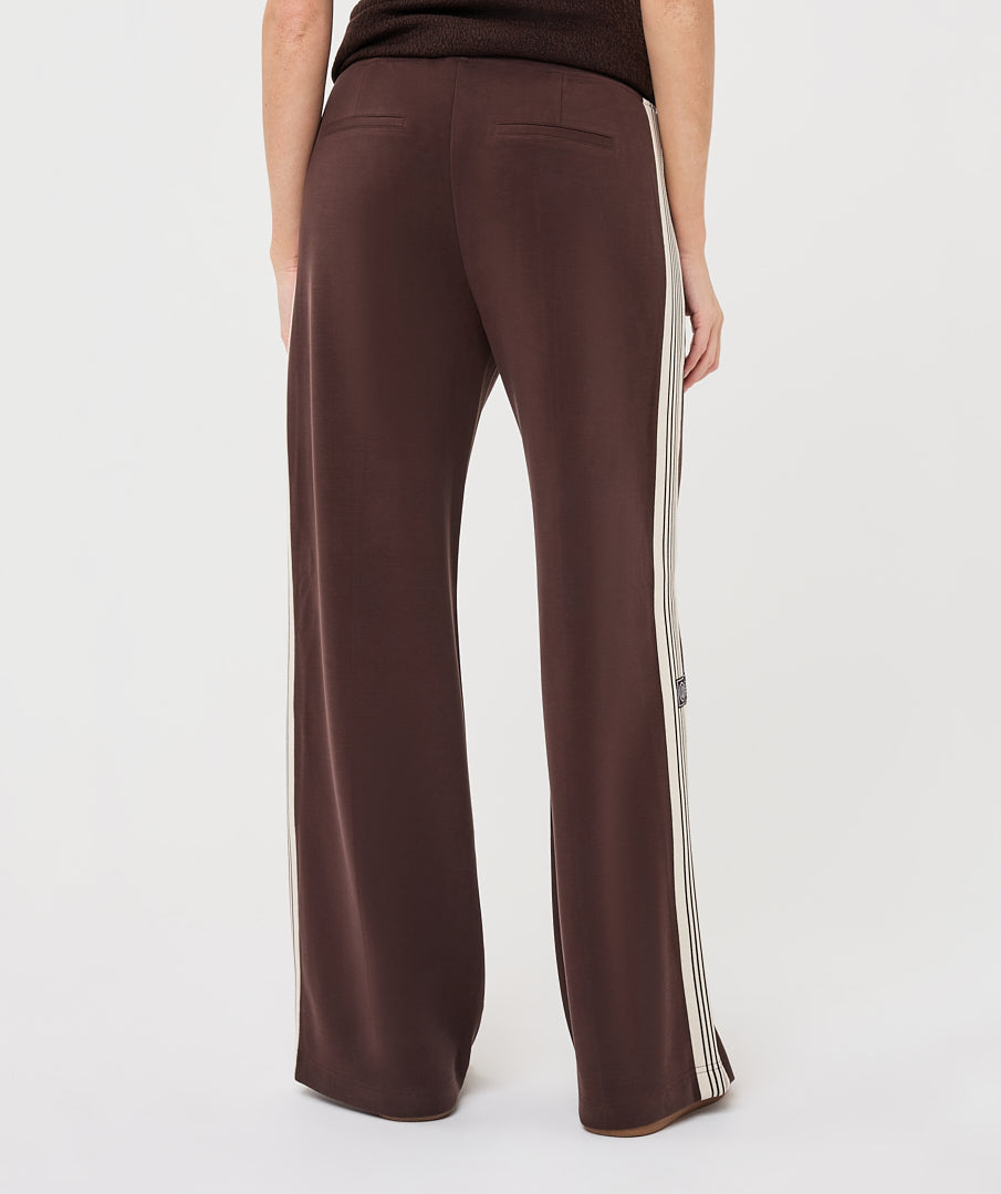Pantalon Esqualo Cacao à bandes contrastantes — vue de dos sur mannequin