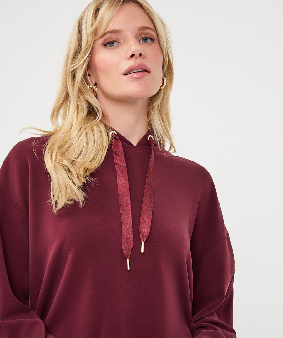 Chandail à capuchon Esqualo Merlot — détail des cordons sur mannequin