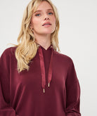 Chandail à capuchon Esqualo Merlot — détail des cordons sur mannequin
