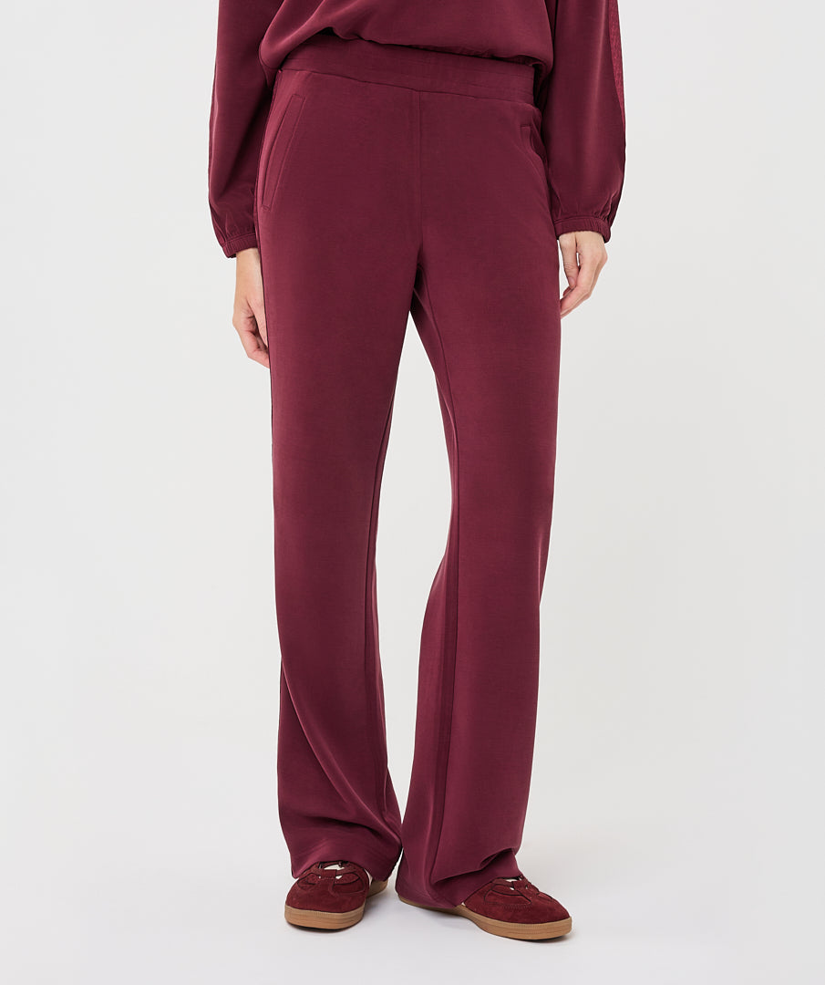 Pantalon Esqualo Merlot à bandes ton sur ton — vue complète de face sur mannequin