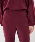 Pantalon Esqualo Merlot à bandes ton sur ton — détail de la taille et des poches devant sur mannequin