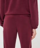 Pantalon Esqualo Merlot à bandes ton sur ton — détail des poches arrière sur mannequin