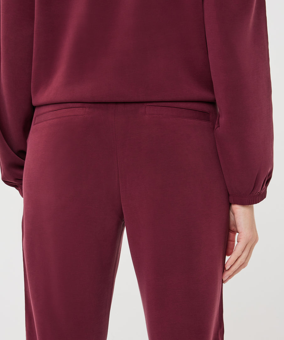 Pantalon Esqualo Merlot à bandes ton sur ton — détail des poches arrière sur mannequin
