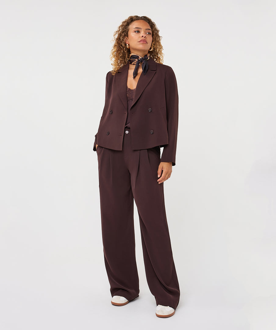 Blazer court Esqualo Cacao — vue de face en pied sur mannequin
