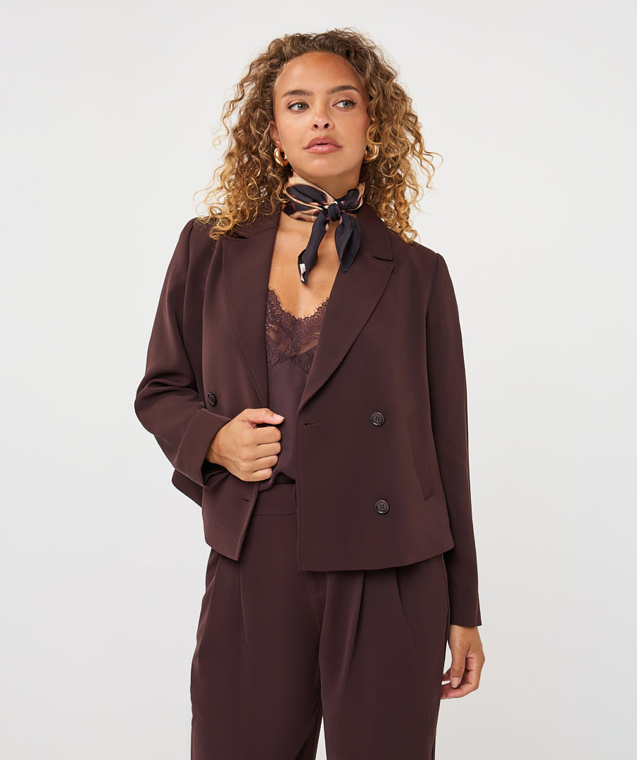 Blazer court Esqualo Cacao — vue rapprochée de face sur mannequin