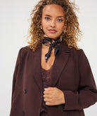 Blazer court Esqualo Cacao — détail du col et des boutons sur mannequin