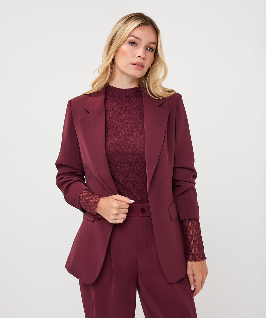 Blazer Esqualo Merlot à manches trois-quarts — vue de face sur mannequin