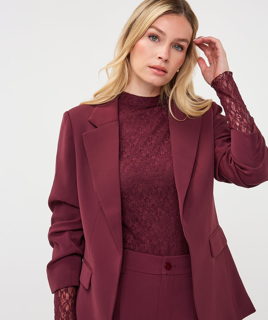 Blazer Esqualo Merlot à manches trois-quarts — détail du col et des manches sur mannequin