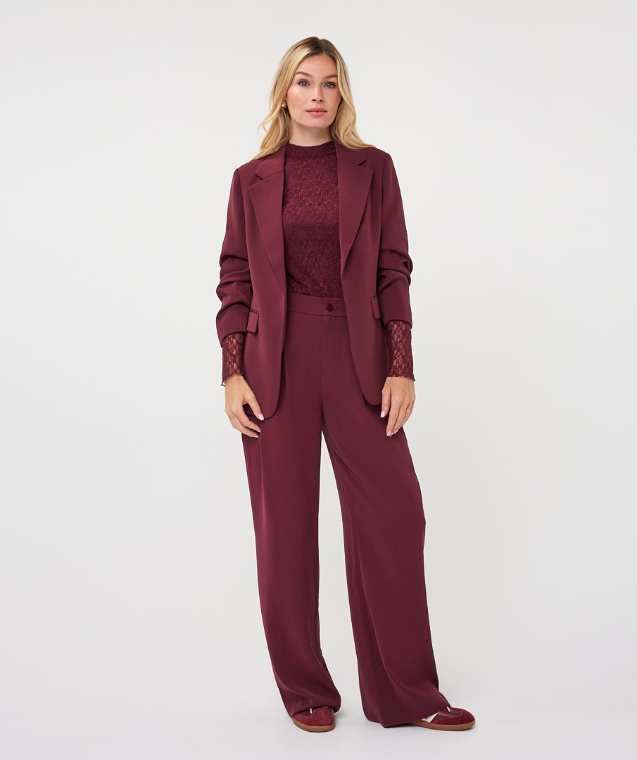 Blazer Esqualo Merlot à manches trois-quarts — vue de face en pied sur mannequin