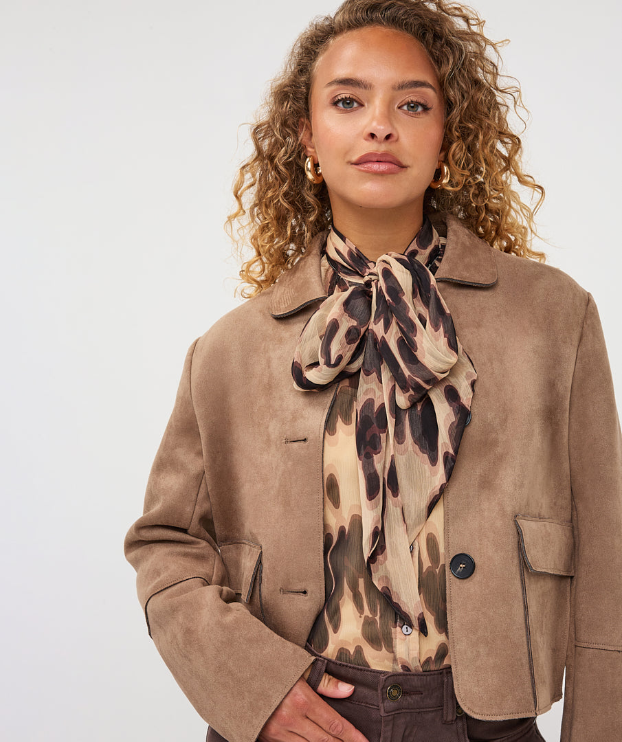 Veste Esqualo en suédine Sand — détail du col et des poches sur mannequin
