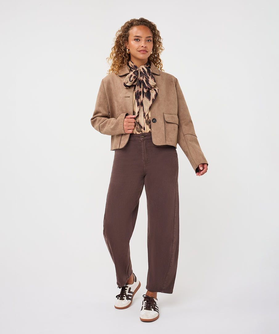 Veste Esqualo en suédine Sand — vue de face en pied sur mannequin