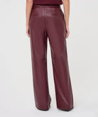 Pantalon large Esqualo en similicuir Merlot — vue de dos sur mannequin