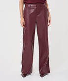 Pantalon large Esqualo en similicuir Merlot — vue de face et coupe large sur mannequin