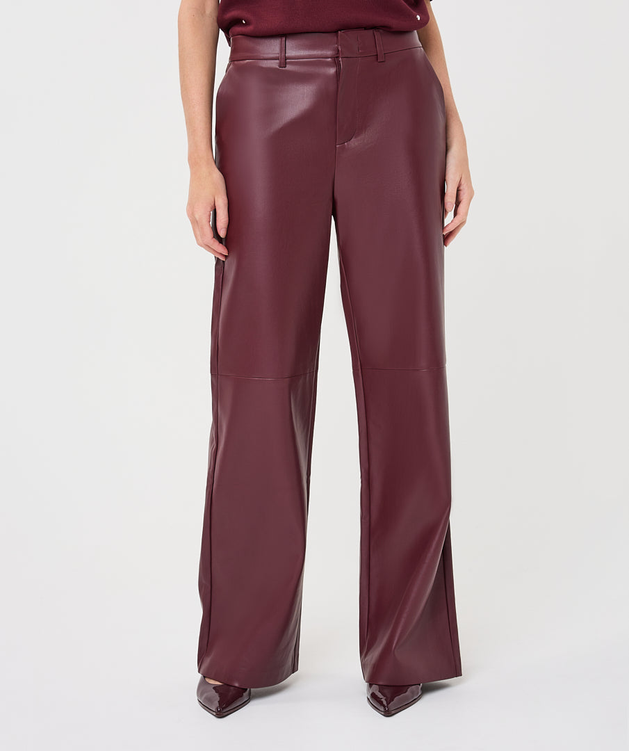 Pantalon large Esqualo en similicuir Merlot — vue de face et coupe large sur mannequin