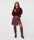 Jupe Esqualo en similicuir Merlot — vue de face en pied sur mannequin