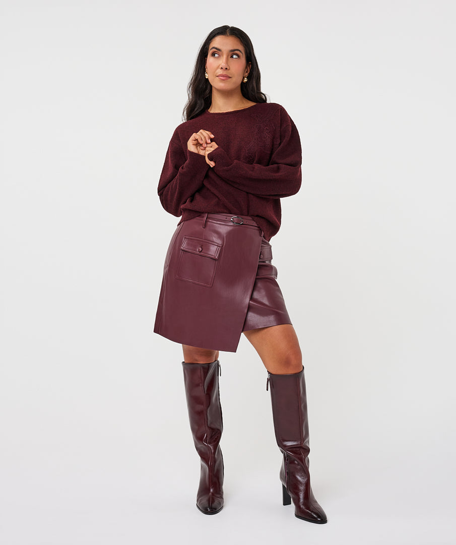 Jupe Esqualo en similicuir Merlot — vue de face en pied sur mannequin
