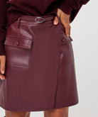 Jupe Esqualo en similicuir Merlot — détail des poches et de la taille sur mannequin