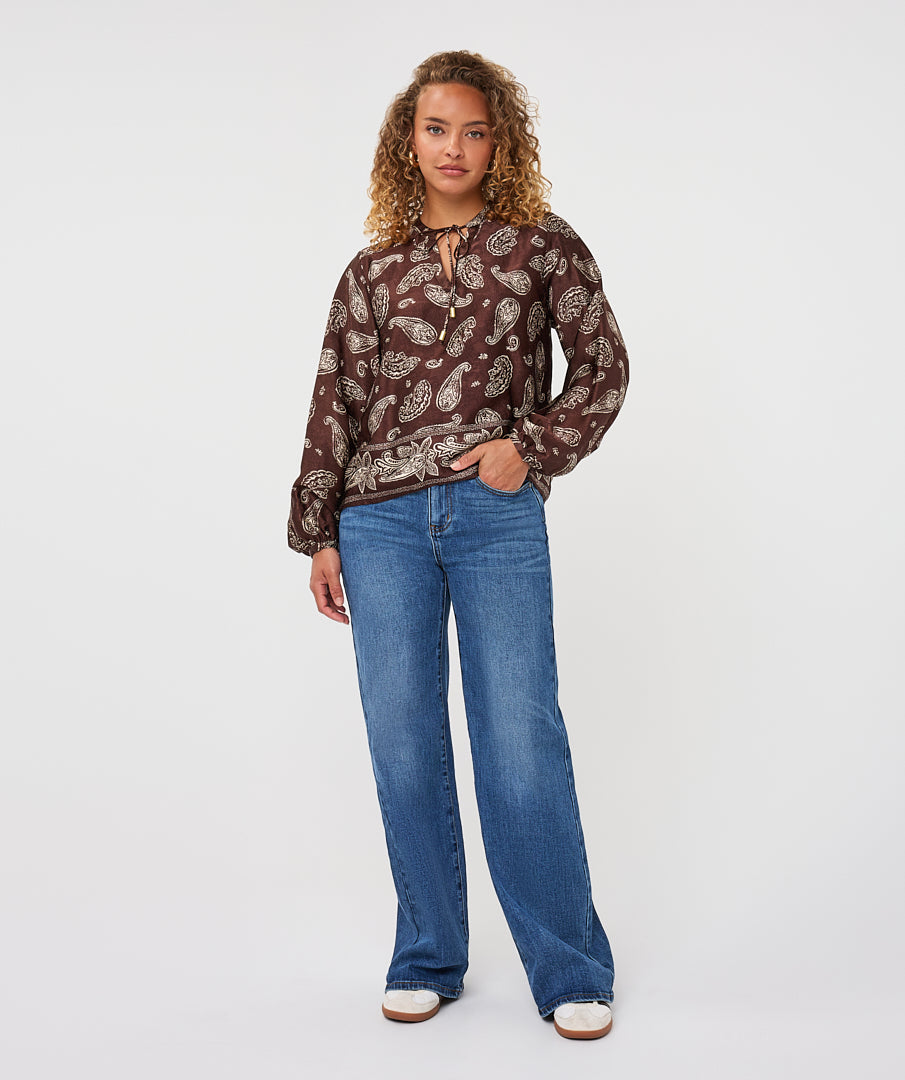 Blouse Esqualo à imprimé paisley et bordure — vue de face en pied sur mannequin
