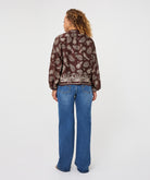Blouse Esqualo à imprimé paisley et bordure — vue de dos en pied sur mannequin