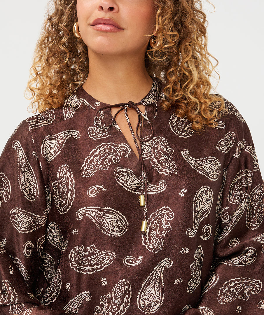 Blouse Esqualo à imprimé paisley et bordure — détail du col à nouer et du motif sur mannequin