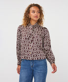 Blouse Esqualo à imprimé géométrique Cacao — vue de face sur mannequin