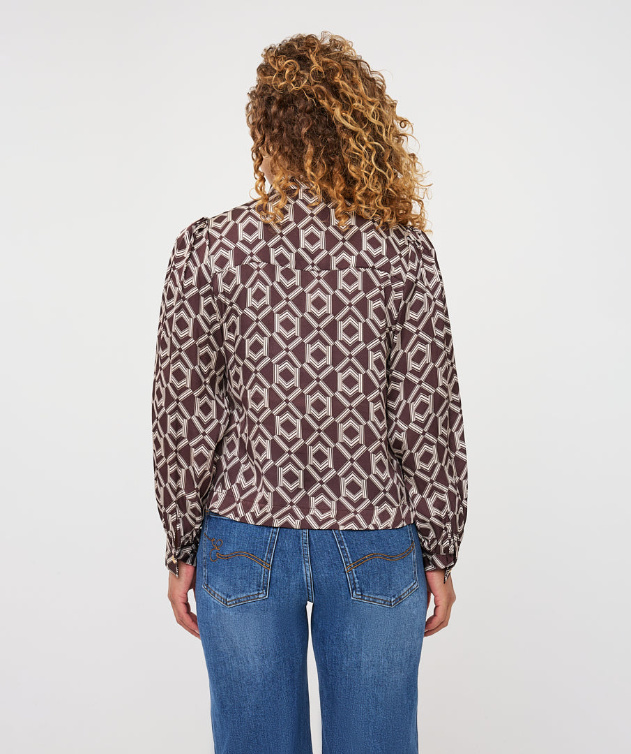 Blouse Esqualo à imprimé géométrique Cacao — vue de dos sur mannequin
