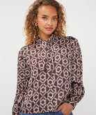 Blouse Esqualo à imprimé géométrique Cacao — détail du col à nouer et des boutons sur mannequin